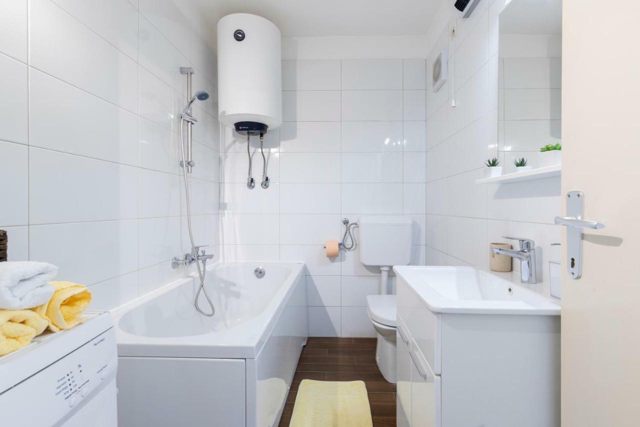 Castropola Apartment ภายนอก รูปภาพ